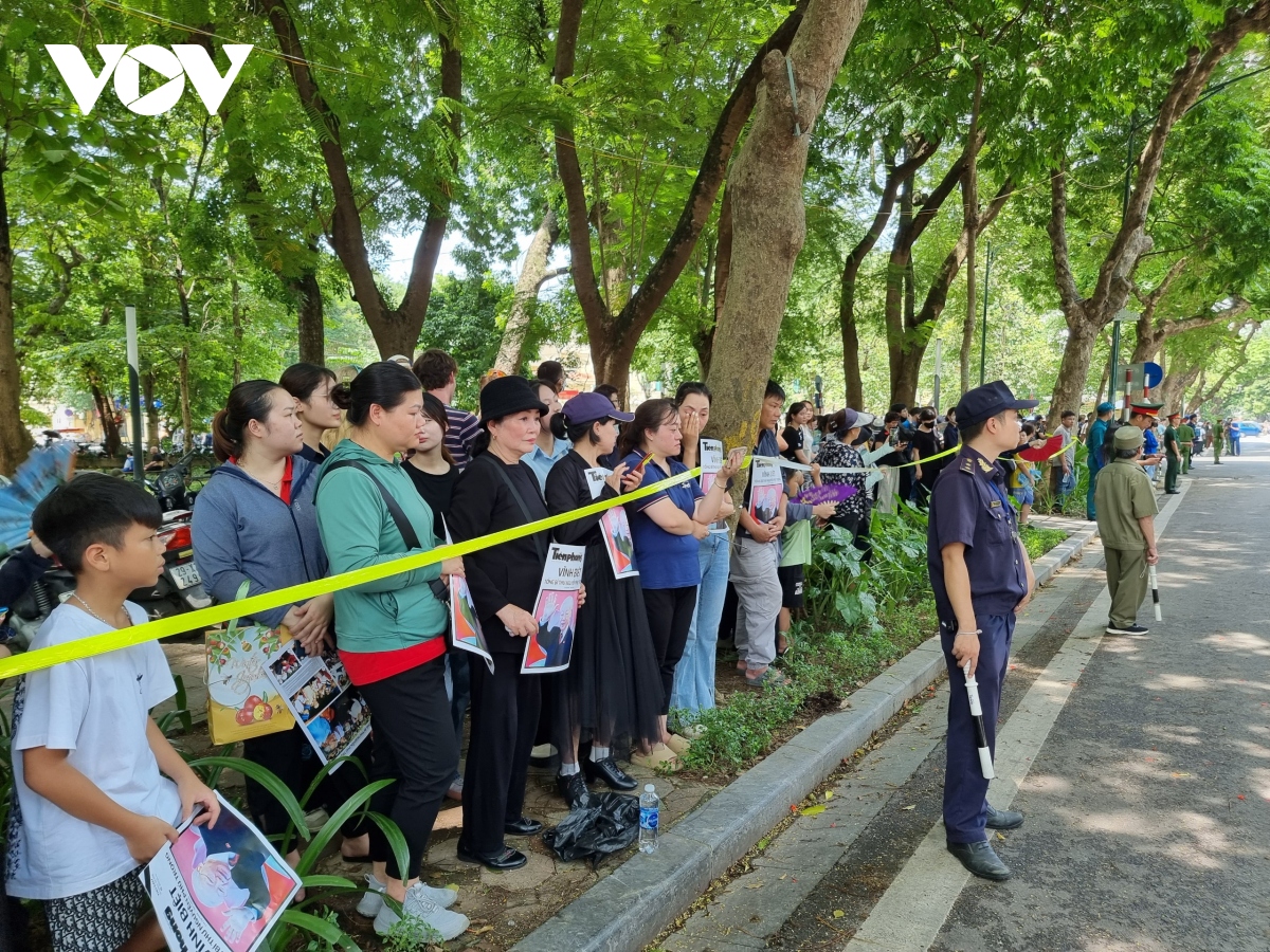 Người dân đứng dọc hai bên đường tiễn đưa Tổng Bí thư Nguyễn Phú Trọng
